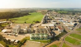 A Copercampos anunciou um investimento de mais de R$ 200 milhões em uma usina de etanol em Santa Catarina. O projeto visa a geração de vagas de emprego e reforça a importância do setor de etanol no Brasil.