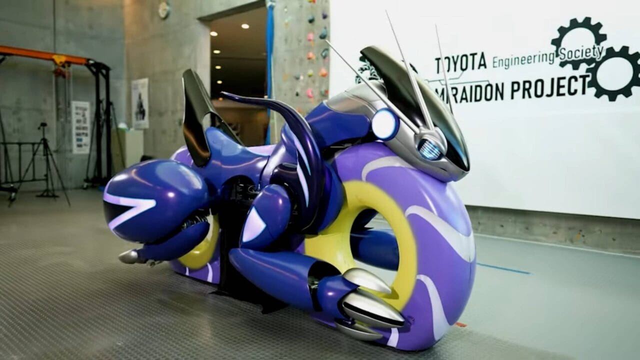 A Toyota criou uma moto inspirada no Pokémon Miraidon, com rodas em amarelo e roxo, olhos iluminados por LED e propulsão a jato.