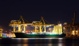 Navio 'Green Santos' carregado com 72 mil toneladas de celulose da Suzano, partindo do Porto de Santos em direção à China