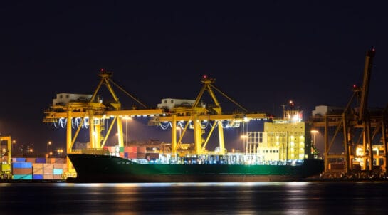 Navio 'Green Santos' carregado com 72 mil toneladas de celulose da Suzano, partindo do Porto de Santos em direção à China
