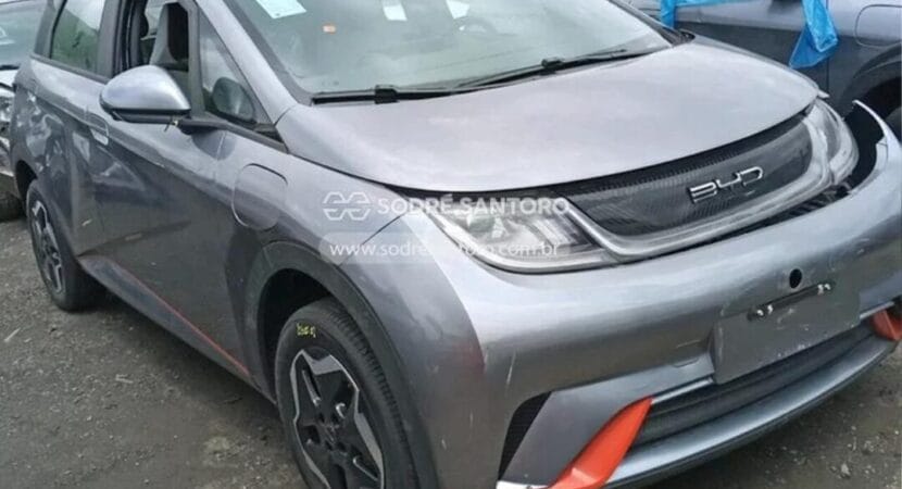 BYD Dolphin mini has a lot of scrap at auction for R$19.000 in less than a year after launch