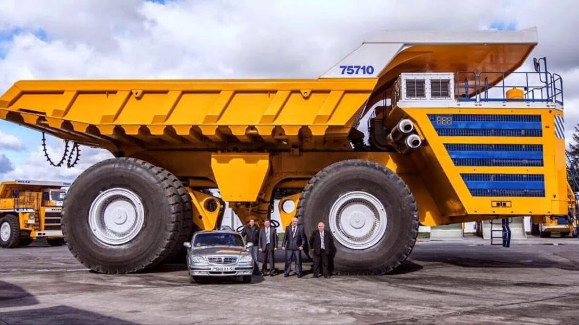 O maior caminhão do mundo! BelAz 75710 possui 20 metros de comprimento, capacidade para transportar 450 mil quilos e não foi superado até hoje