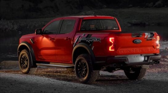 Com a Toyota Hilux GR-Sport como principal rival, a nova Ford Ranger Raptor se destaca por sua potência e capacidade off-road