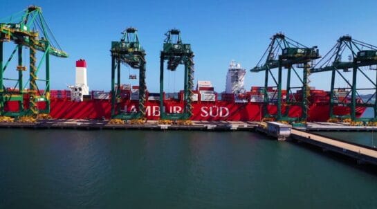 Como é feita a atracação de um navio no Porto de Itapoá: envolve práticas precisas e o uso de rebocadores para garantir a segurança e eficiência no manuseio dos enormes navios porta-contêineres