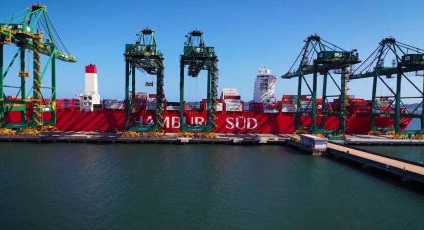 Como é feita a atracação de um navio no Porto de Itapoá: envolve práticas precisas e o uso de rebocadores para garantir a segurança e eficiência no manuseio dos enormes navios porta-contêineres