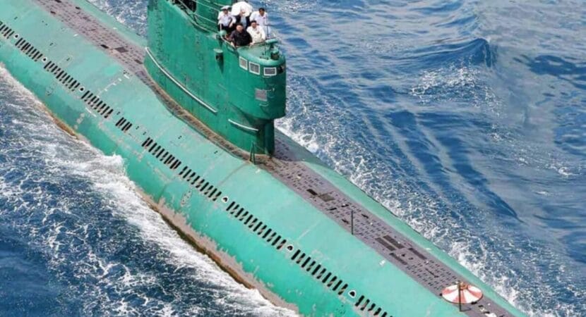 Coreia do Norte tem pintado seus submarinos de verde para melhor camuflagem nas águas esverdeadas do Mar do Leste
