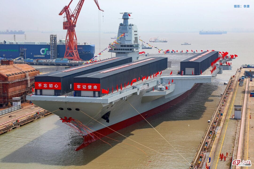 Fujian, o primeiro SUPER porta-aviões chinês equipado com catapultas eletromagnéticas entra em ação! 
