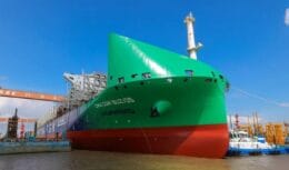 Maior navio porta-contêineres bicombustível do mundo, CMA CGM Buzios, atraca no Brasil