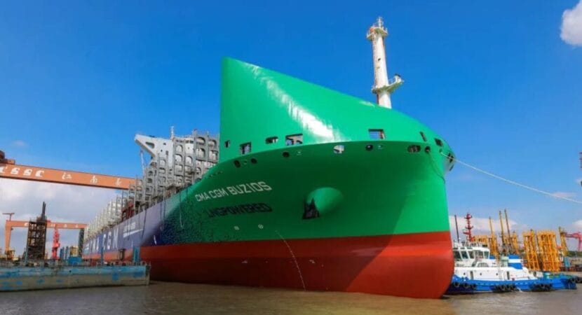 Maior navio porta-contêineres bicombustível do mundo, CMA CGM Buzios, atraca no Brasil