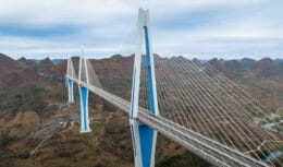 Ponte Pingtang, a obra divina da engenharia com mais de 330 metros de altura! Um gigante de concreto e aço que ultrapassa as montanhas