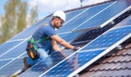 Redução histórica: 2024 marca uma era de avanços para o mercado de energia solar no Brasil, com uma notável diminuição nos custos de kits fotovoltaicos