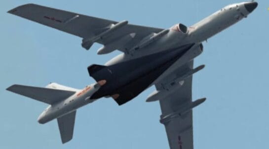 Revelada nova estratégia militar da China: drone supersônico WZ-8 é avistado acoplado ao bombardeiro H-6