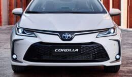 Toyota Corolla por R$ 22.960! Modelo deixa rivais tops de linha para trás em 2024 com consumo de 13,3 km/l e seu motor 1.8