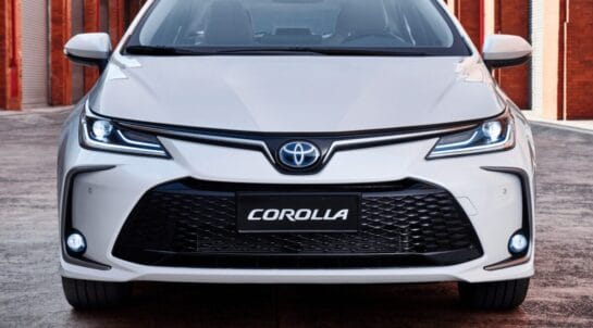 Toyota Corolla por R$ 22.960! Modelo deixa rivais tops de linha para trás em 2024 com consumo de 13,3 km/l e seu motor 1.8