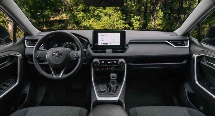 Toyota RAV4 chega ao Brasil com consumo de até 35 km por litro, potência combinada de 306 cv e 5 anos de garantia