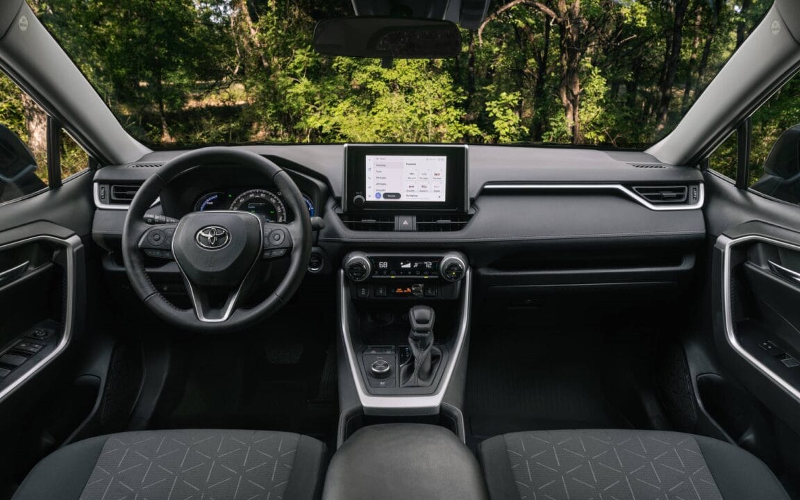 Toyota RAV4 chega ao Brasil com consumo de até 35 km por litro, potência combinada de 306 cv e 5 anos de garantia