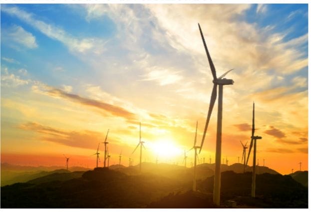 Turbina eólica em funcionamento no campo, simbolizando o crescimento da energia renovável no Brasil em 2023