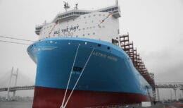 A Maersk lançou o segundo navio porta-contêineres movido a metanol do mundo em Yokohama, Japão. O Astrid Maersk faz parte de uma encomenda de 18 navios, impulsionando a transição para uma indústria marítima mais sustentável.