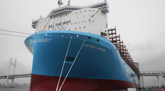 A Maersk lançou o segundo navio porta-contêineres movido a metanol do mundo em Yokohama, Japão. O Astrid Maersk faz parte de uma encomenda de 18 navios, impulsionando a transição para uma indústria marítima mais sustentável.