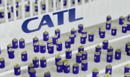 CATL has developed battery cells with pre-lithiation, guaranteeing 15 years of useful life, and Yutong will be the first to implement them in electric buses. This innovation promises to improve autonomy and efficiency, raising the quality standard of lithium batteries.