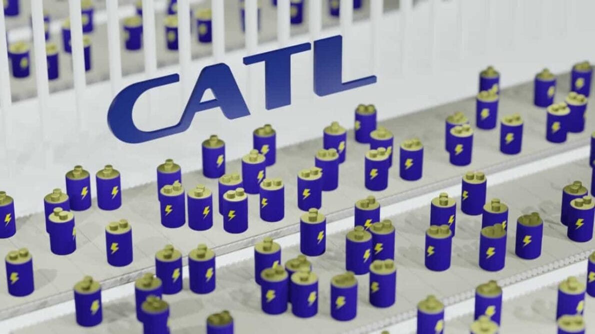 A CATL desenvolveu células de bateria com pré-litiação, garantindo 15 anos de vida útil, e a Yutong será a primeira a implementá-las em ônibus elétricos. Essa inovação promete melhorar a autonomia e eficiência, elevando o padrão de qualidade das baterias de lítio.