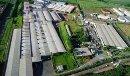 Piracicaba recebe investimentos de R$ 750 milhões da Koppert do Brasil e Lef Cerâmica, gerando 900 vagas de emprego. A Koppert construirá uma fábrica de defensivos agrobiológicos, enquanto a Lef Cerâmica expandirá sua produção.