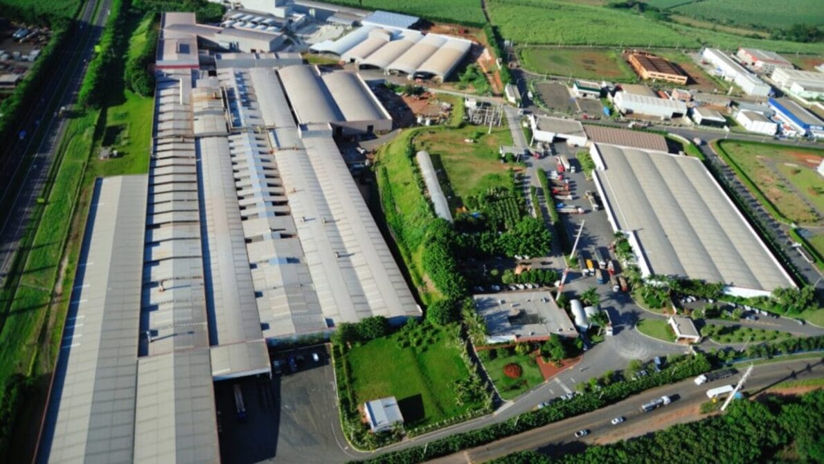 Piracicaba recebe investimentos de R$ 750 milhões da Koppert do Brasil e Lef Cerâmica, gerando 900 vagas de emprego. A Koppert construirá uma fábrica de defensivos agrobiológicos, enquanto a Lef Cerâmica expandirá sua produção.