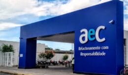 São dezenas de vagas de emprego abertas pela AeC em vários estados brasileiros, seja para trabalhar presencialmente ou em home office.