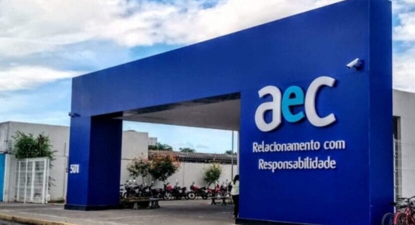 São dezenas de vagas de emprego abertas pela AeC em vários estados brasileiros, seja para trabalhar presencialmente ou em home office.