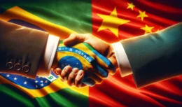 Aperto de mão com bandeiras do Brasil e da China simbolizando cooperação internacional