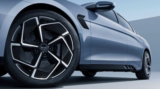 BYD Seal 2024 redefine os padrões de sedans elétricos com seu design inovador, potência de 530 cavalos, autonomia superior de mais de 500 km por carga, e um preço competitivo comparável ao de carros populares como o Honda Civic