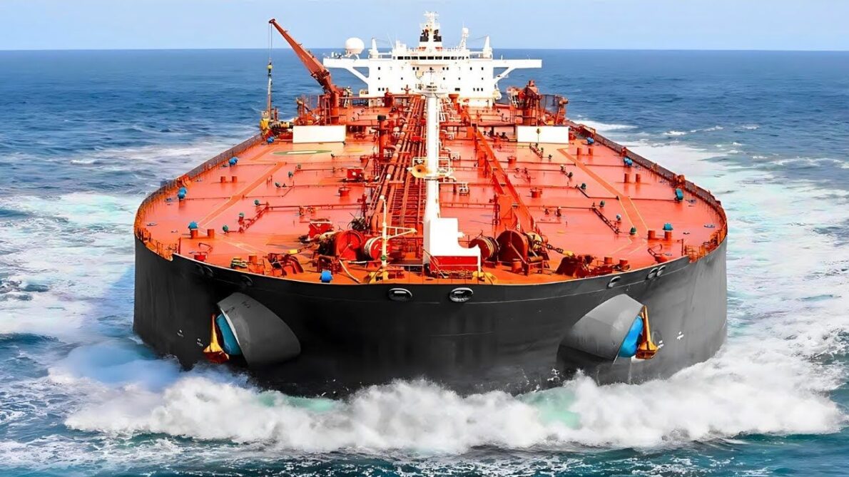 Como é a rotina a bordo dos maiores petroleiros do mundo, que transportam milhões de barris de petróleo através dos oceanos