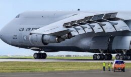 Conheça o C-5 Galaxy, o maior avião da Força Aérea dos EUA, uma verdadeira maravilha da engenharia, projetado para transportar cargas gigantescas pelo mundo