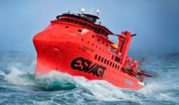 Conheça os rebocadores mais potentes já fabricados, incluindo o inovador "Esvagt", e descubra como esses navios de abastecimento desempenham papéis cruciais na segurança e suporte offshore