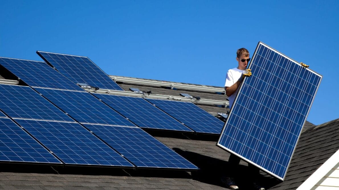 Descubra quantas placas solares são possíveis para gerar 1000 kWh de energia solar por mês, economizando na conta de luz.