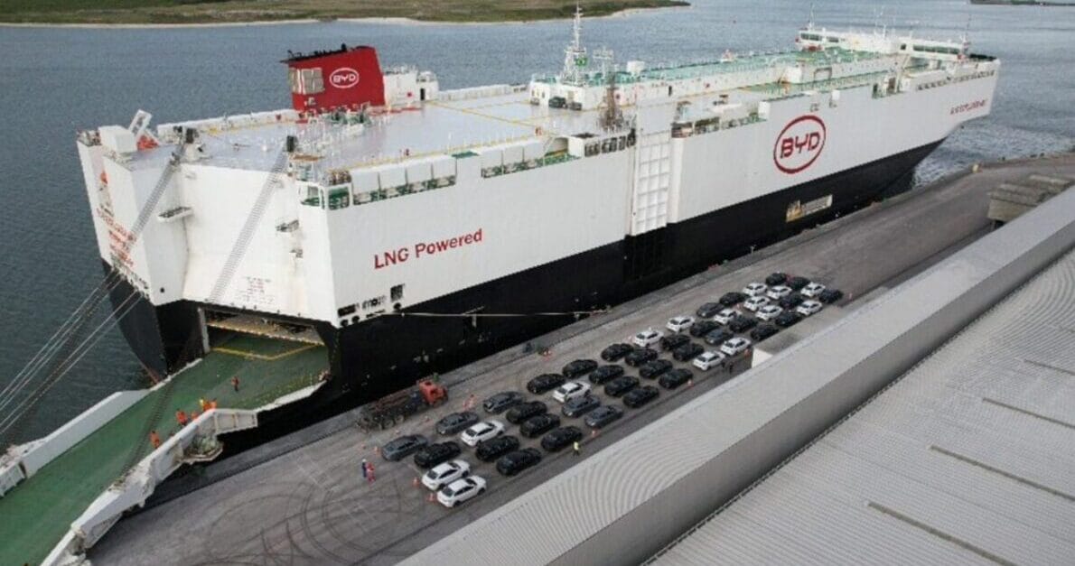 Invasão Chinesa: BYD Chega com Navio Próprio ao Brasil e Descarrega mais de 5.000 Carros em sua Primeira Viagem