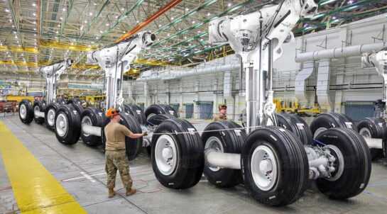 Nas instalações avançadas da Força Aérea dos Estados Unidos, técnicos altamente especializados trabalham na manutenção e reparo dos enormes trens de pouso das aeronaves