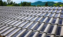La nueva y revolucionaria teja solar brasileña tiene una vida útil de 30 años y ahorra hasta R$ 120 en la factura de luz