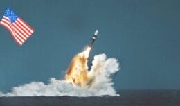El misil Trident II, una obra de ingeniería y tecnología militar desarrollada por Lockheed Martin, es una de las armas más avanzadas del mundo, crucial para la estrategia de disuasión nuclear de Estados Unidos.