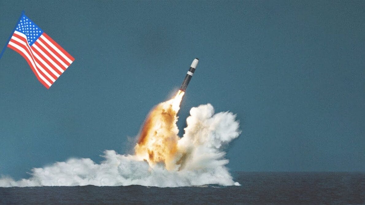 O míssil Trident II, uma obra da engenharia e da tecnologia militar desenvolvida pela Lockheed Martin, é uma das armas mais avançadas do mundo, crucial para a estratégia de dissuasão nuclear dos Estados Unidos