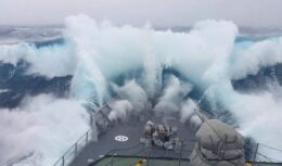 REVELADO! Por que ondas monstruosas não conseguem afundar grandes navios durante tempestades
