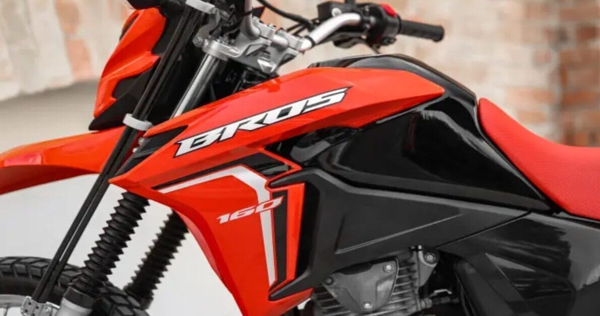 A moto mais vendida da Honda por décadas: Honda BROS 160 2024, a moto que faz 50 km/l! Conheça agora preço e a versão 2024