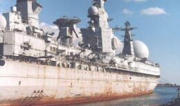 Descubre el colosal barco de la Armada Soviética, Ural SSV-33, que irradiaba potencia y maestría con sus 265 metros de eslora.