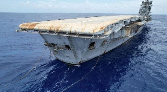 O porta-aviões São Paulo, o maior navio que a Marinha Brasileira já possuiu, teve um fim trágico após ser proibido de entrar na Turquia e atracar no Brasil