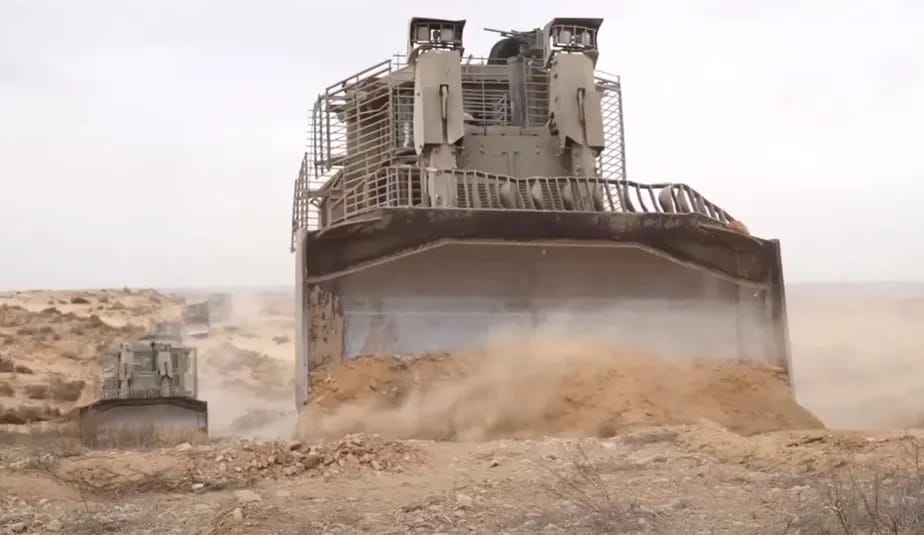Escavadeira blindada de Israel que atua diretamente na faixa de Gaza. A escavadeira armada pode suportar ataques de armas leves e até mesmo mísseis.