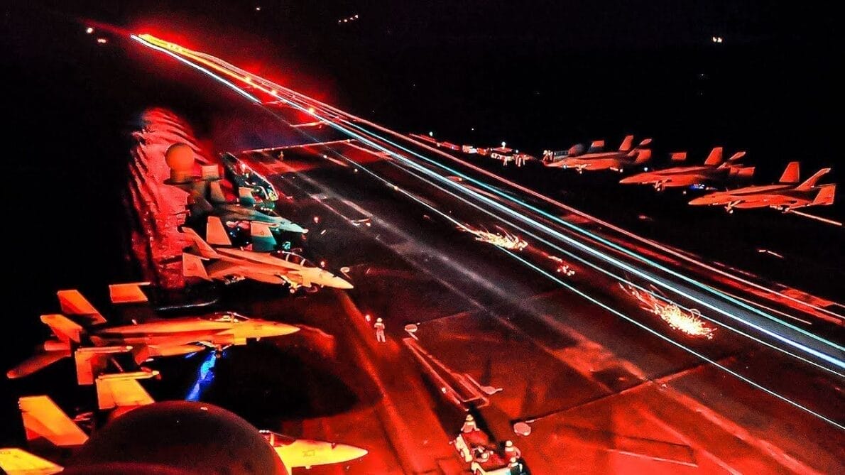 A Marinha dos Estados Unidos desenvolveu uma técnica incrível para ajudar os pilotos a pousarem em porta-aviões à noite