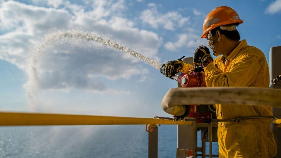 Altera&Ocyan anuncia vagas de emprego offshore com salários iniciais de R$ 4 mil; Oportunidades para marinheiro de convés, operador de produção, operador de sala de controle e mais