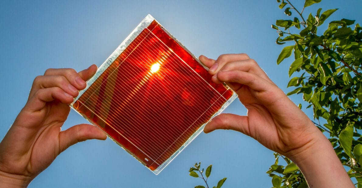 JinkoSolar anuncia nova célula solar de perovskita com eficiência de 33,24%; produção de painéis solares com essa tecnologia resultará nos mais eficientes do mundo