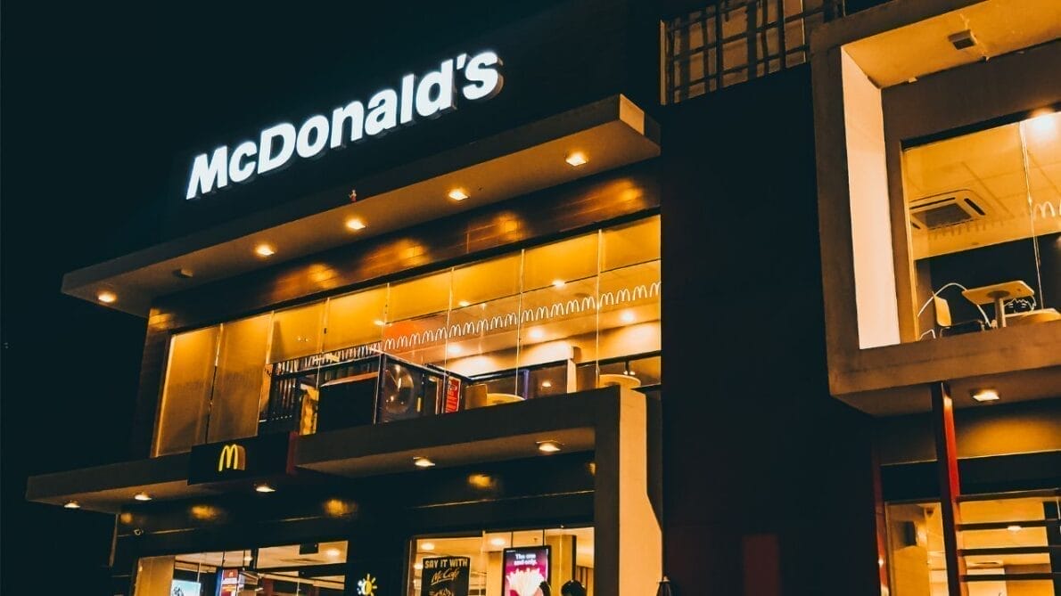 McDonald's está com mais de 3 mil vagas de emprego em estados como SP, PR, MG, RN, RS, SC e outros; Oportunidades para atendentes, cozinheiros e mais