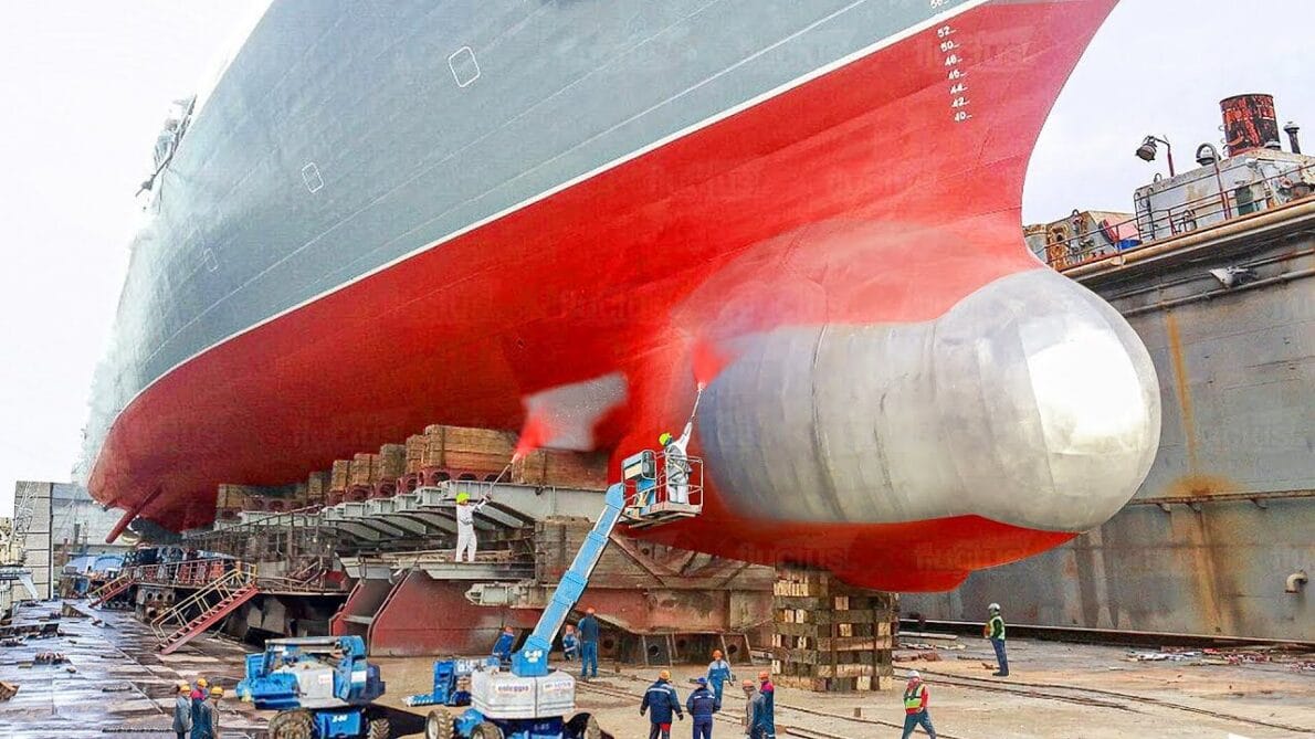 O impressionante processo de reparo de navios enormes dentro de estaleiros